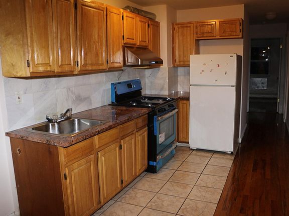 2nd image of 2415 Matthews Ave APT 2