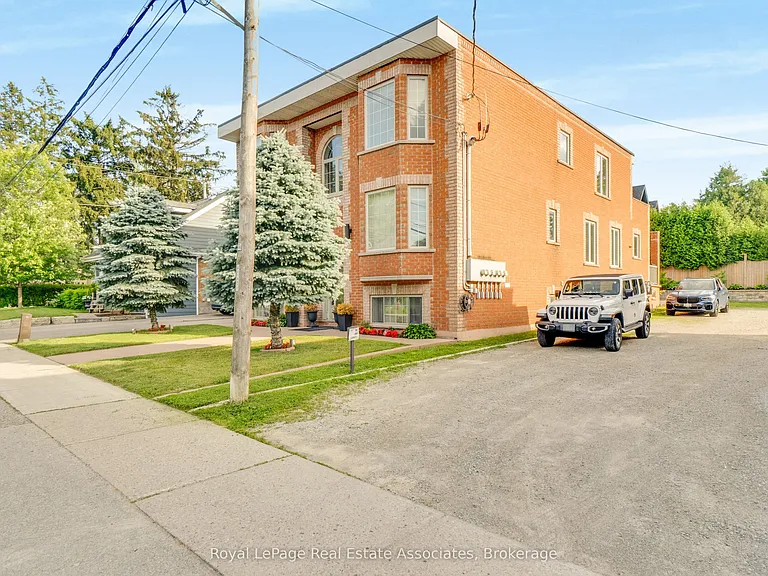 48 Mississauga Rd N #1 — Photo 4