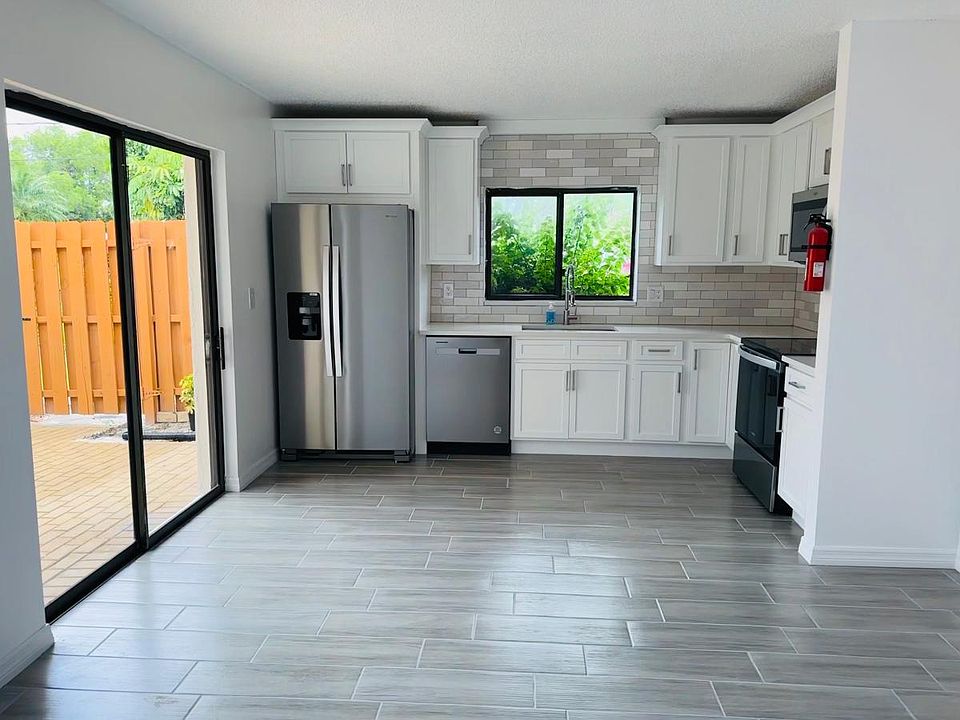 1st image of 1458 Park Shore Cir APT 2
