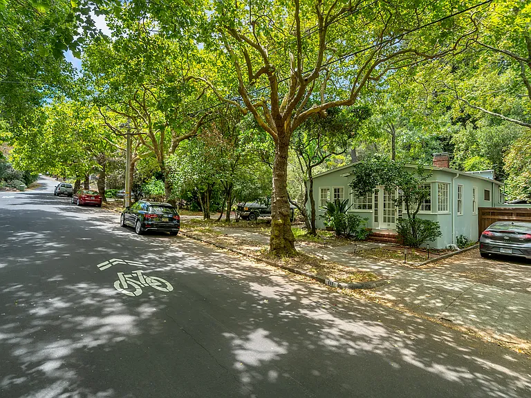 111 C St — Photo 26