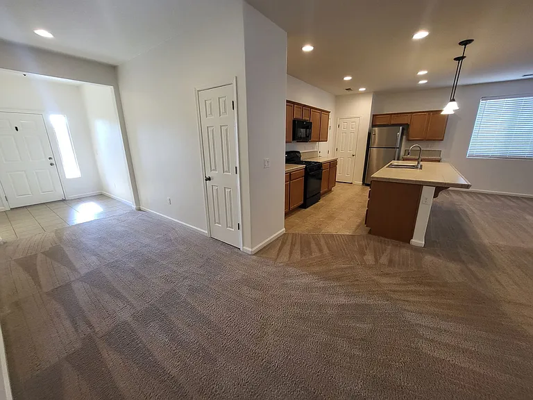 141 Catlin St — Photo 2