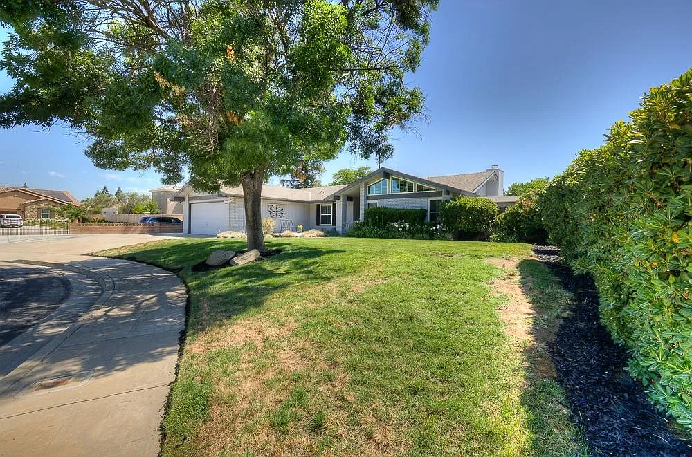 33 Amber Ave photo 1