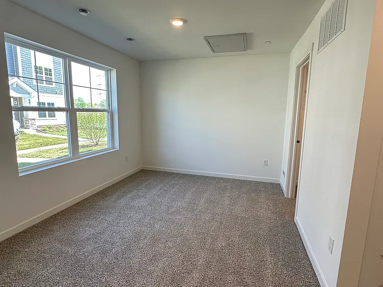 545 Yosemite Way — Photo 3