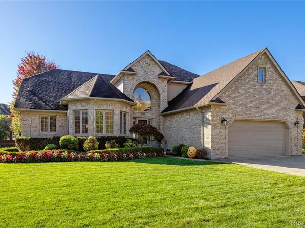 21354 Pine Cone Dr, Macomb, MI 48042
