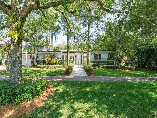 3 bed, 2.0 bath, 2579 sqft, $9,900 — Photo 2