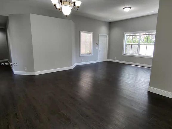 4th image of 675 Maplewood Ct