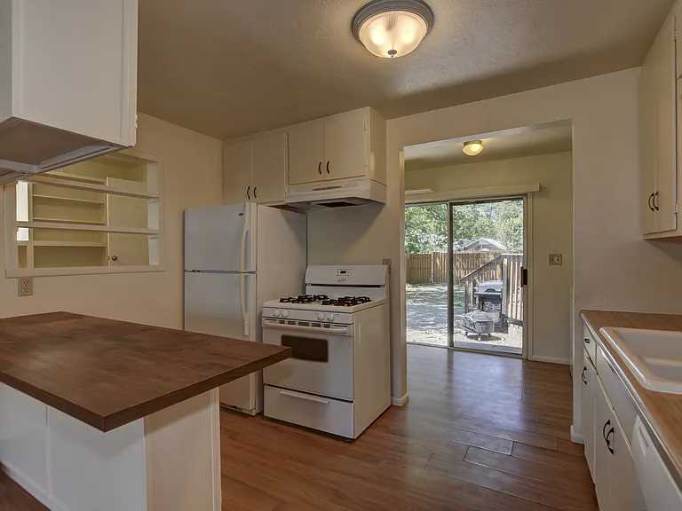 806 Campbell St — Photo 7