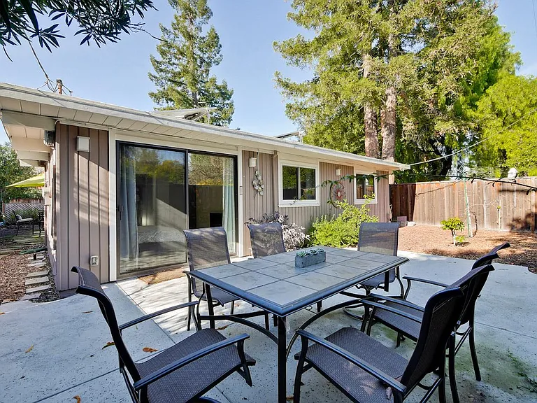 2538 Alvin St — Photo 16