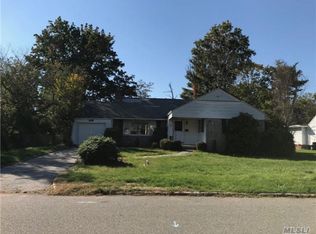 75 Rockhill Rd, Roslyn Heights, NY 11577