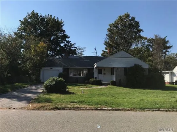 75 Rockhill Rd, Roslyn Heights, NY 11577