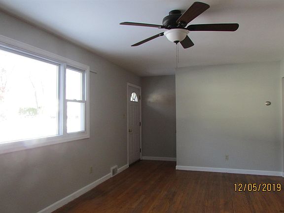 3rd image of 10 Lincoln Dr