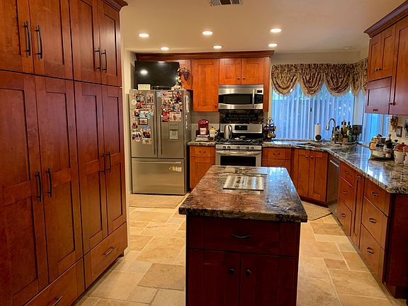 3rd image of 39785 Highbury Dr