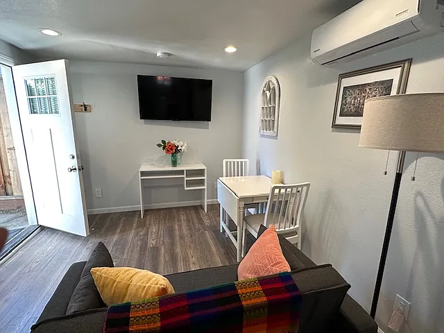 1 bed, 400 sqft, $2,450 — Photo 2