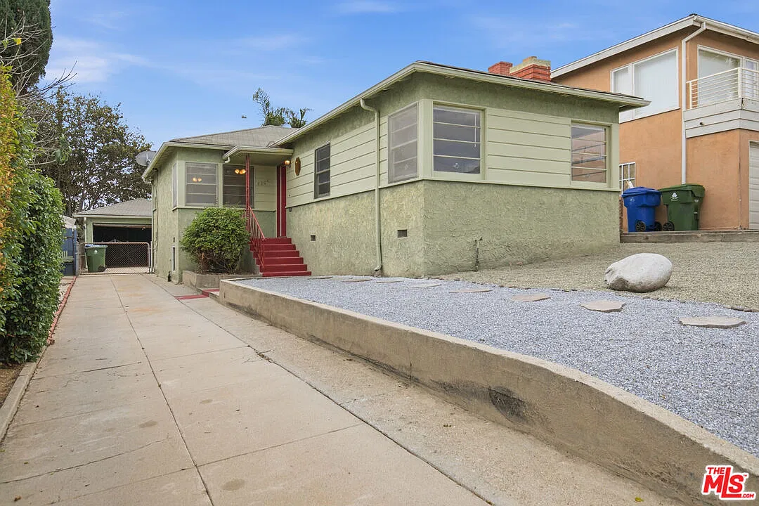 2 bed, 1.0 bath, 1104 sqft, $3,200 — Photo 1
