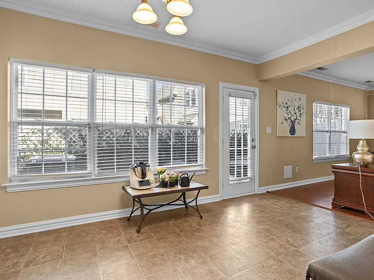 1025 Horton Pl — Photo 9