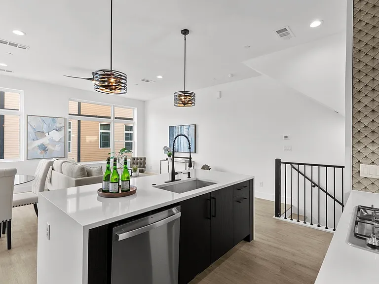 723 W 10th St #108 — Photo 8