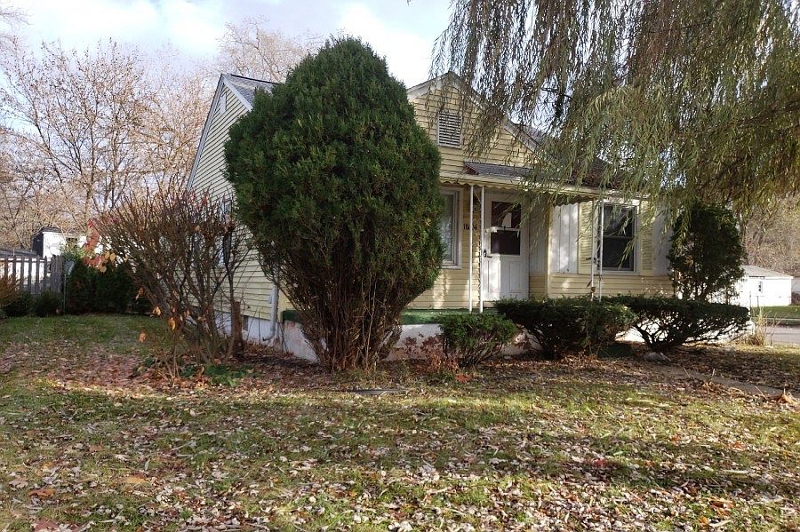 2nd image of 18604 Beech Daly Rd