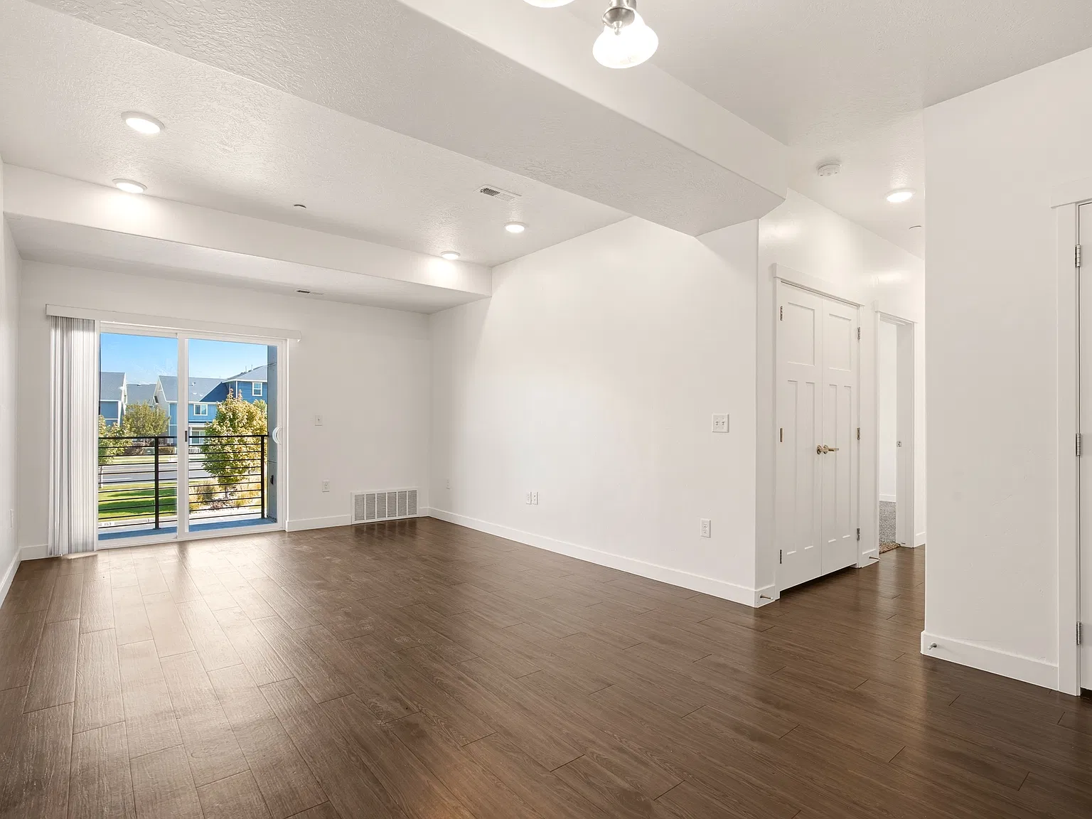 Vine Bldg 21: Unit 207 Type 2: Standard - 207 — Photo 3