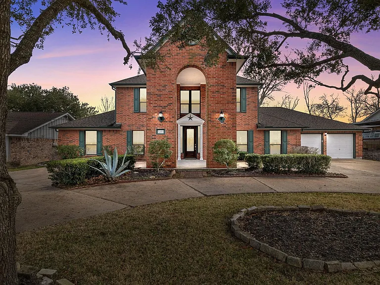 1400 Oak Hollow Dr — Photo 2