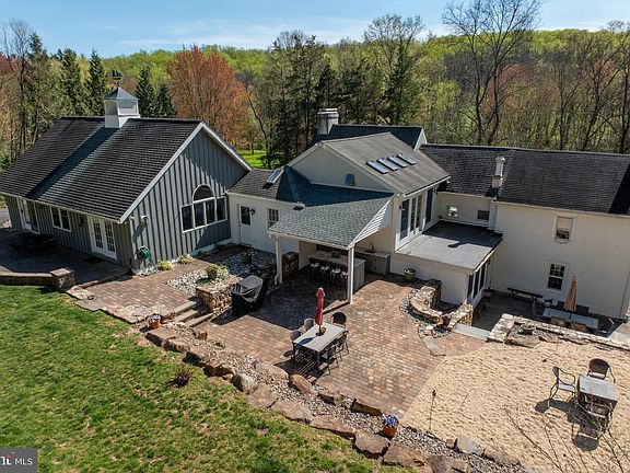 2nd image of 929 Cherry Hill Ln
