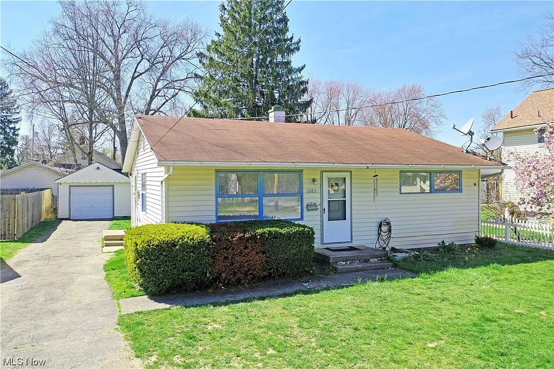 1082 Willard Ave SE photo 1