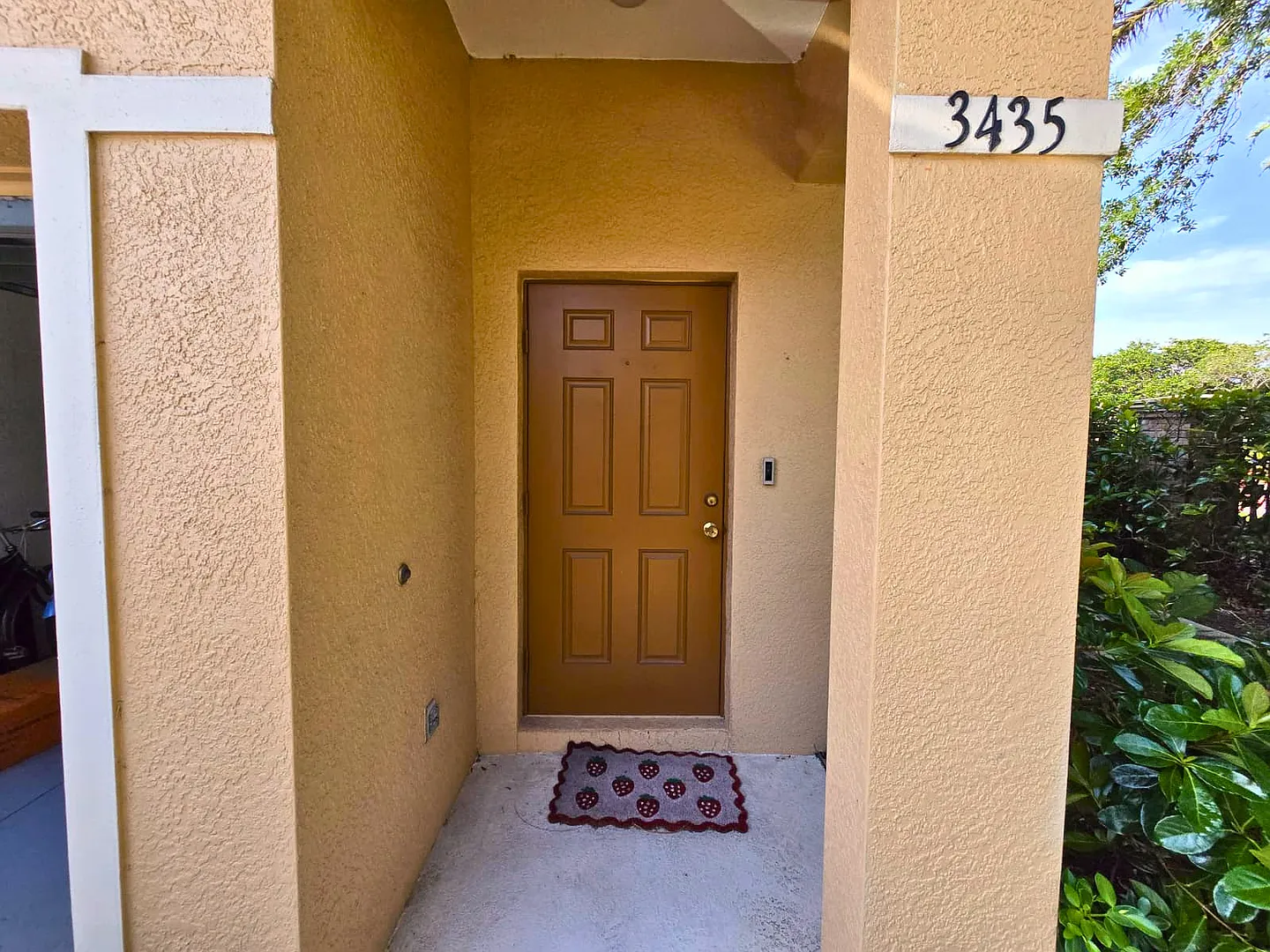 Gated 2BR/ 2BA Townhome Near UTC — Photo 2