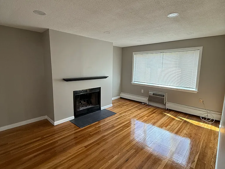 Evergreen St — Photo 2