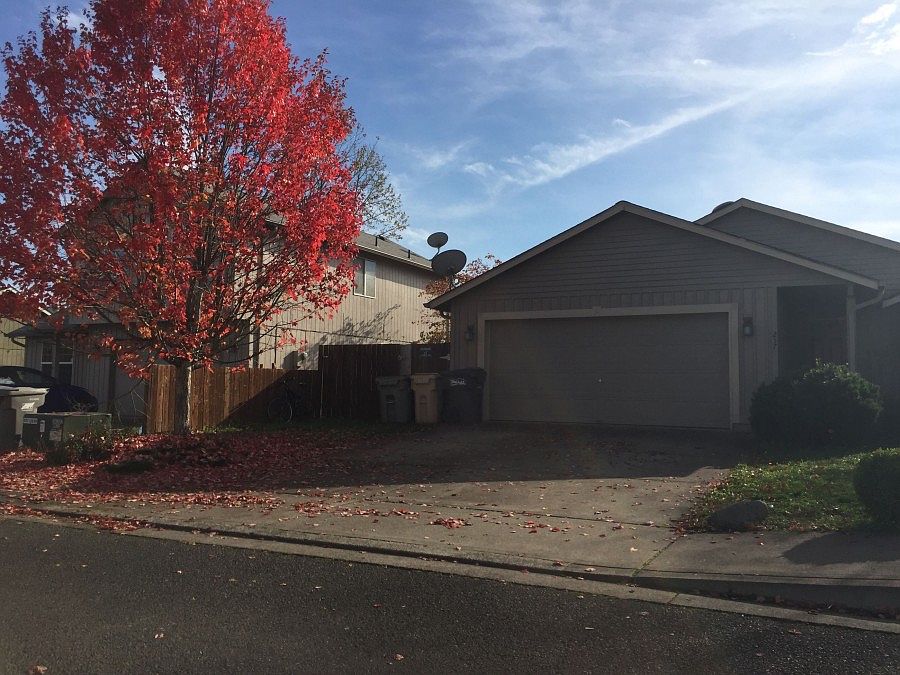 2nd image of 257 NW Bonanza Ave