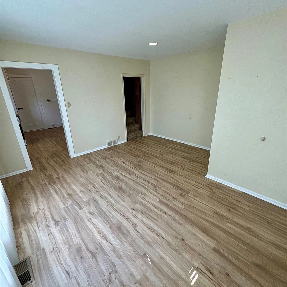 2 bed, 1.0 bath, 1100 sqft, $1,600 — Photo 3