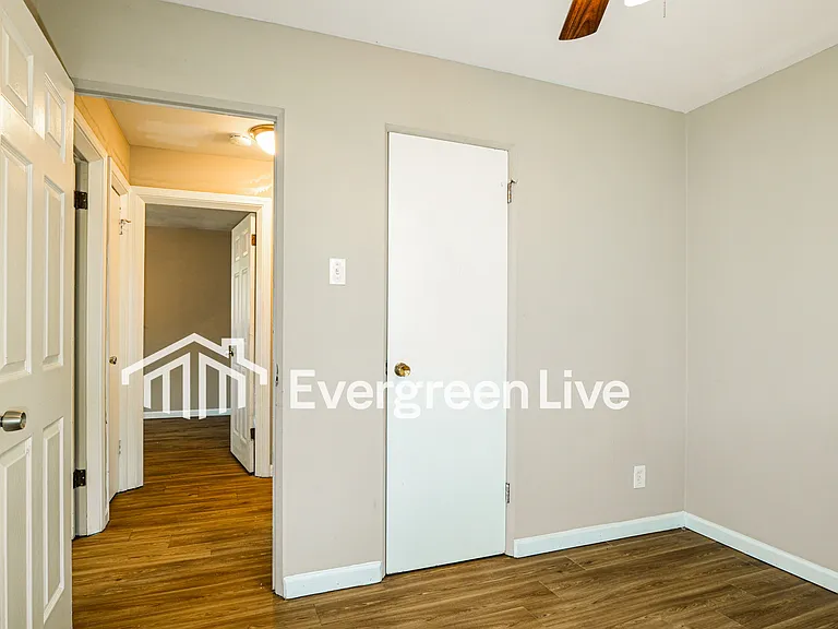 1860 Shirlene Dr — Photo 13
