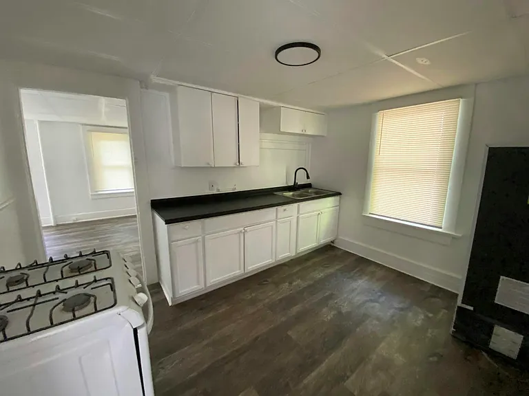 712 Roselle Ave #B — Photo 6