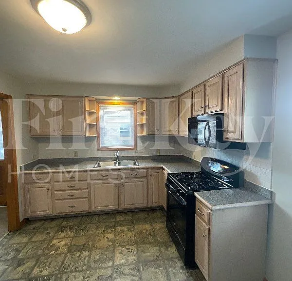 422 Granville Ave — Photo 4