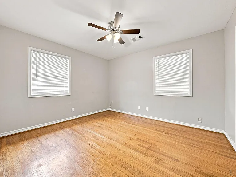 914 Martha St — Photo 22