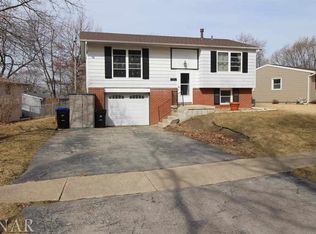 1304 Glenwood Rd, Bloomington, IL 61704