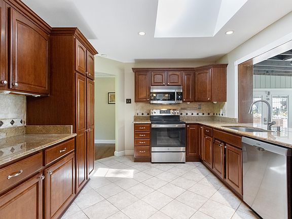 5th image of 10613 Howerton Ave