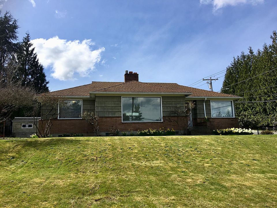 Cute charming house on huge lot!