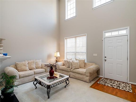 3rd image of 60 Oak Green Dr