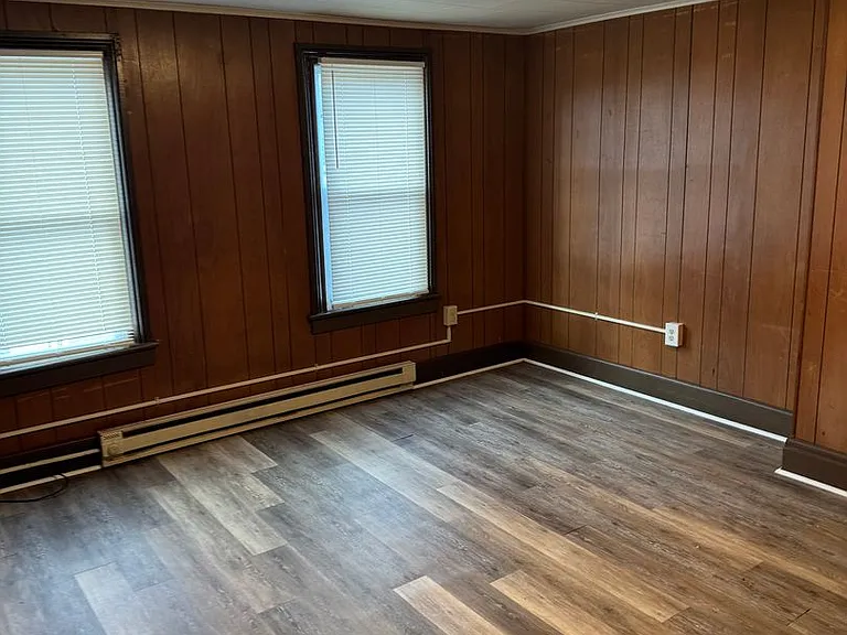 327 N Centre St — Photo 18