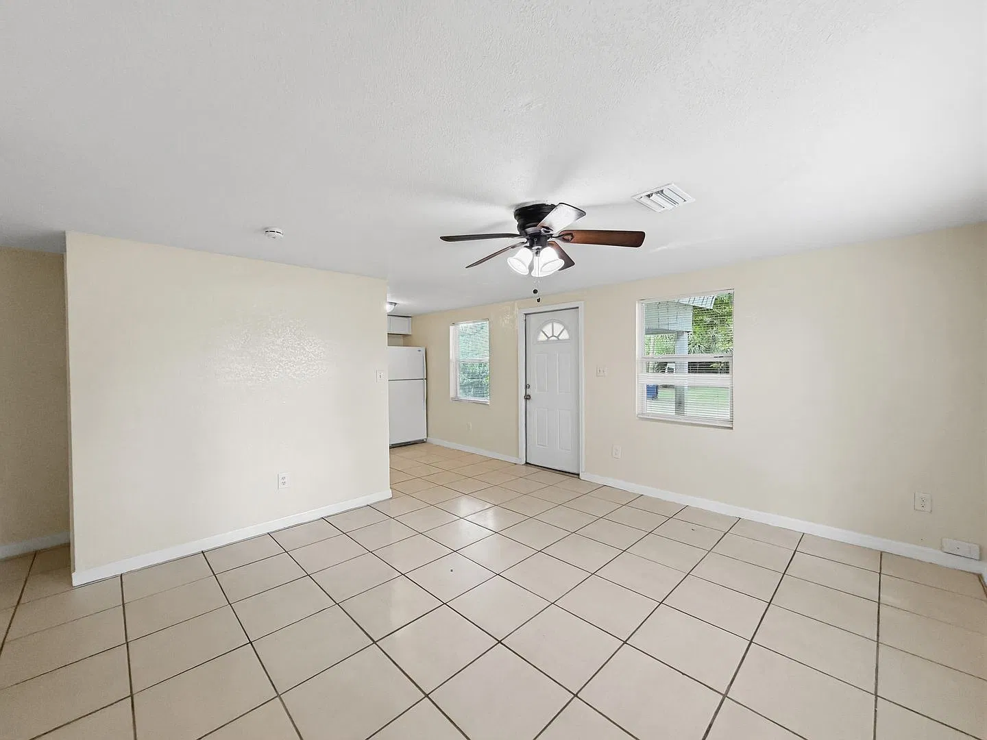Charming Tampa Home with Spacious Yard! 5beds | 2baths — Photo 3
