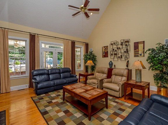 5th image of 3520 Greenway Dr