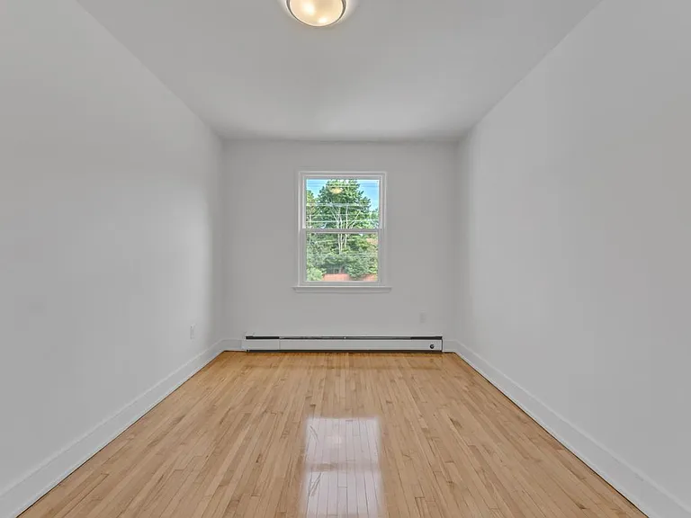 389 Yonge St — Photo 28