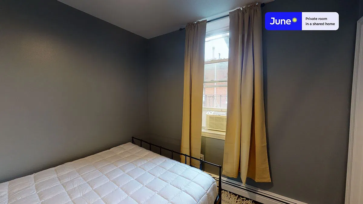 Queen bedroom in 3 bed/1 bath home in North End #471 C — Photo 3