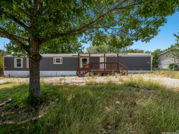 1125 Valeria Dr, Marion, TX 78124