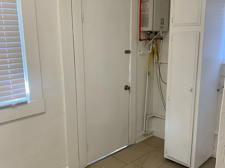 124 Chester Ave — Photo 18