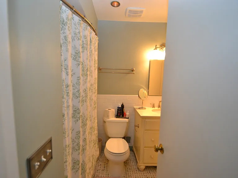 Upstairs Full Bathroom