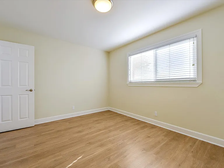 2448 Whitethorne Dr — Photo 22