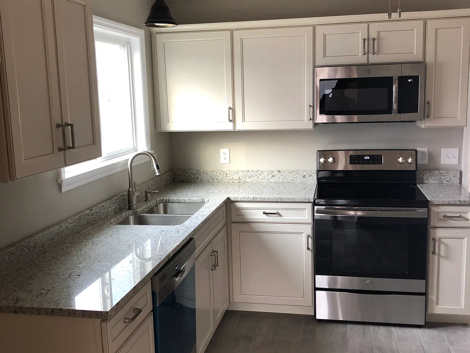 3 bed, 2500 sqft, $2,400 — Photo 4