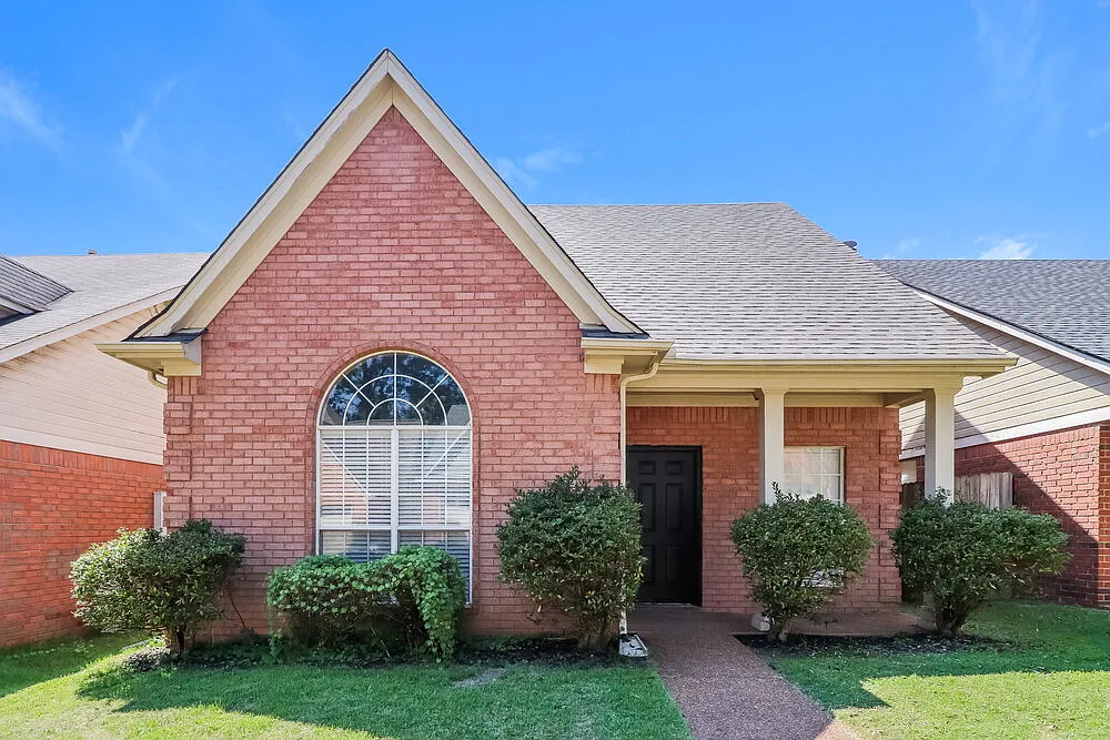 3 bed, 2.5 bath, 1494 sqft, $1,660 — Photo 1