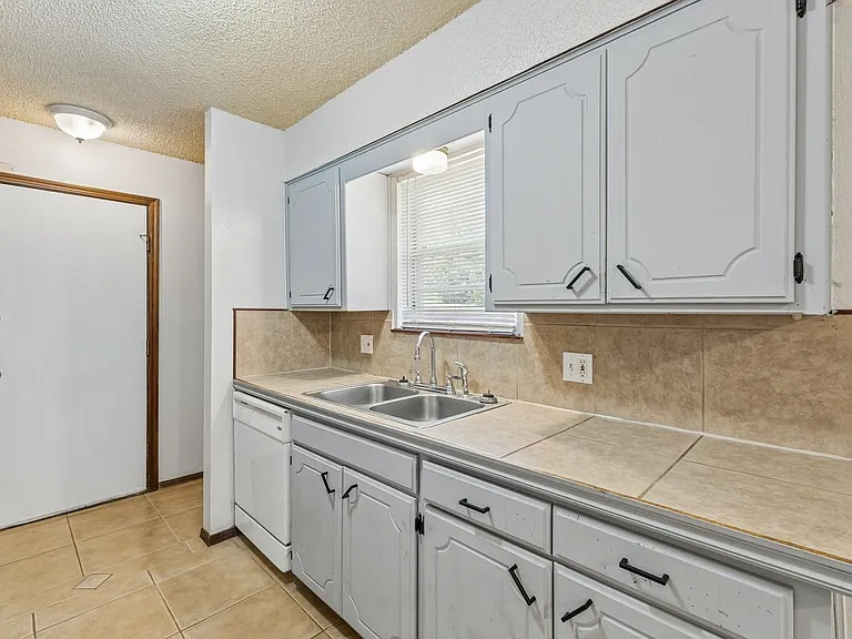 3401 E Noble Dr — Photo 10
