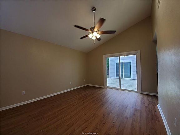 2nd image of 318 Columbia Ct
